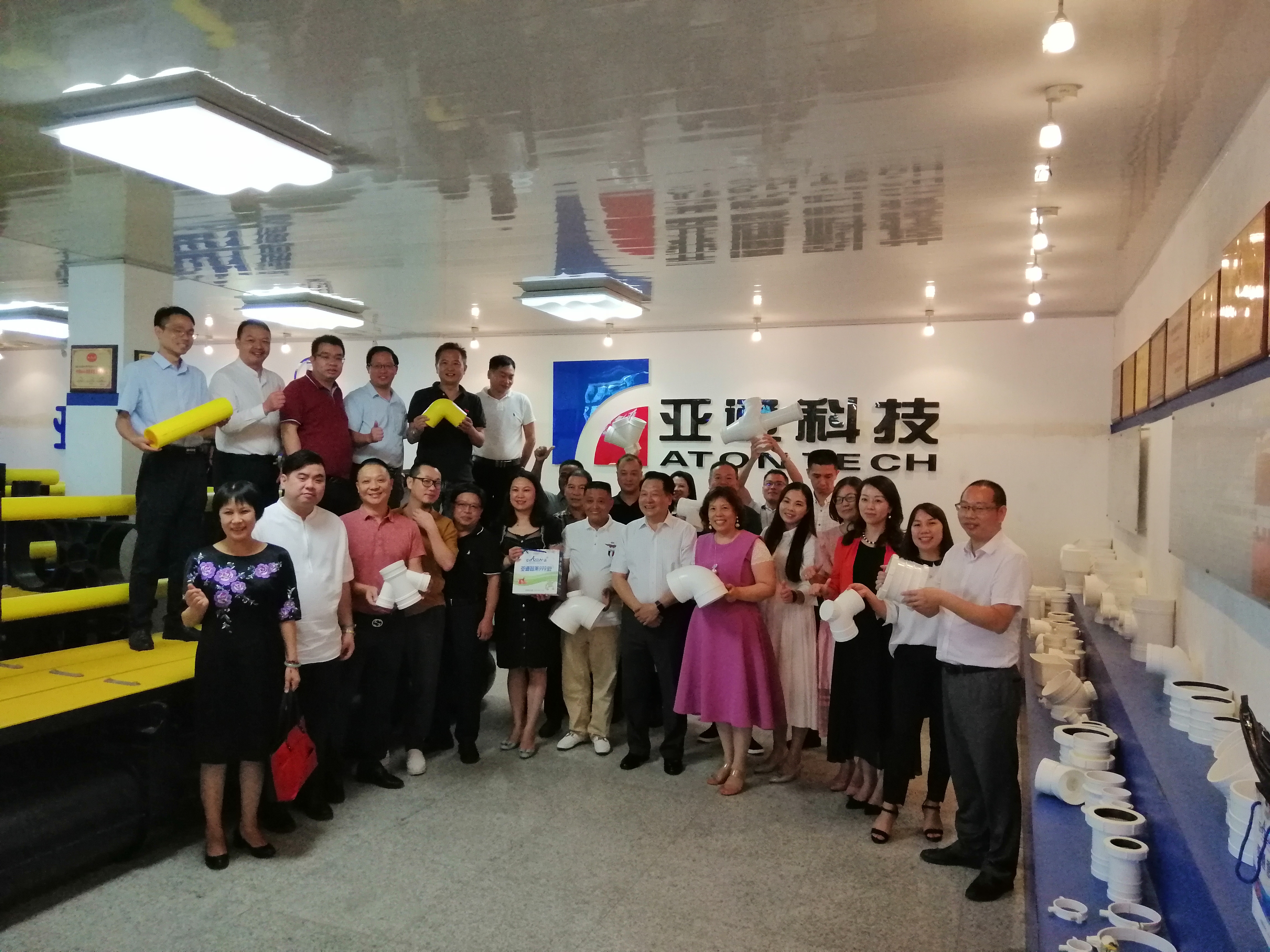 亚通资讯 | 建筑建材专委会成立  会员企业与民营商会领导莅临亚通参观指导